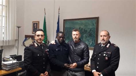 ragazzo trova rolex|Parma, ambulante trova Rolex in strada e lo consegna al .